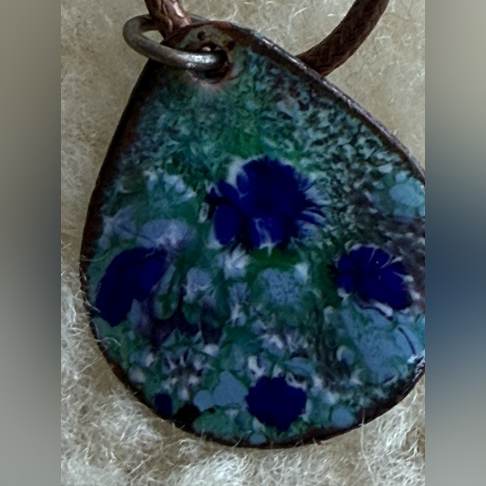 Vintage enameled copper small necklace that is reversible. Lovely - Picture 9 of 9